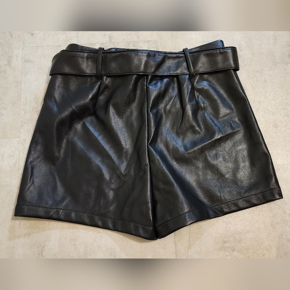 Faux leather short - Picture 2 of 3